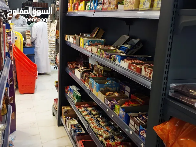 محلّ سوبر ماركت وفواكه وخضروات على أتم التجهيز، جاهز للاستلام فوراً في عُمان.