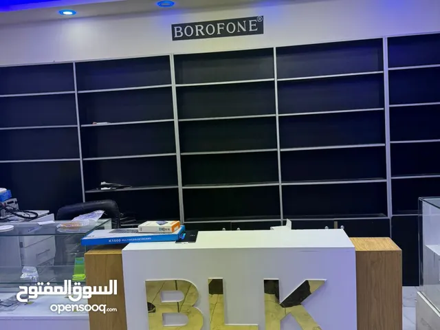 ديكور محل كامل مع القارمة بحالة الجديد خشب لاتيه للبيع بنص سعر التكلفة