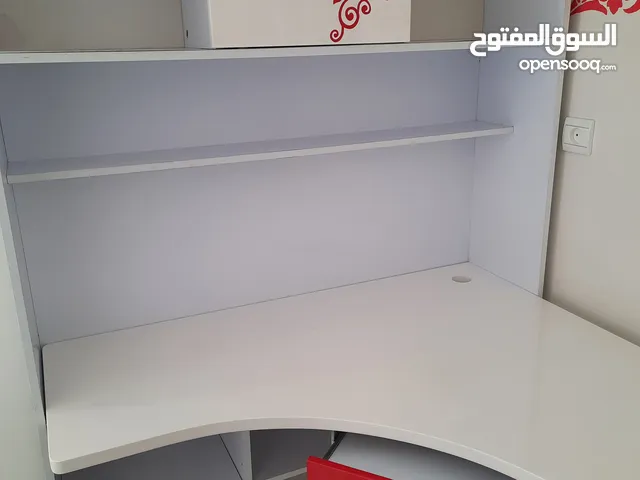 Chambre à coucher avec matelas, et deux tiroirs de rangement, de couleur blanc et rouge