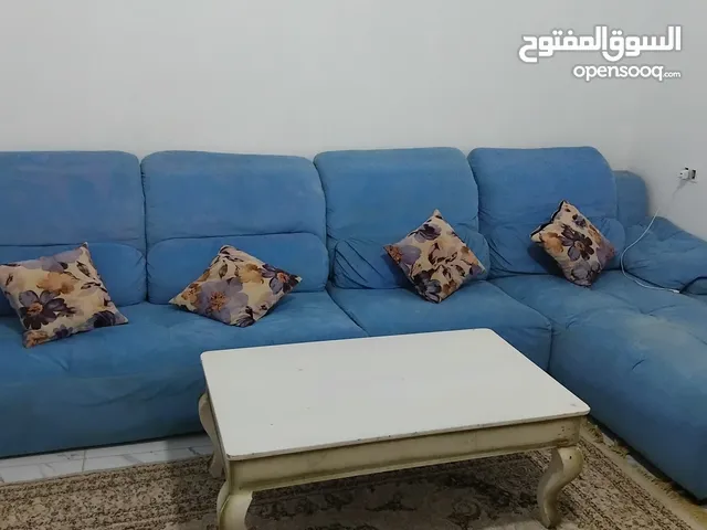 صالون مع الطاولة