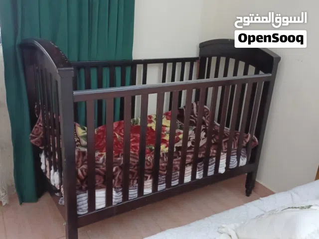 سرير اطفال شبه جديد  بحاله جيده جدا للتواصل واتس