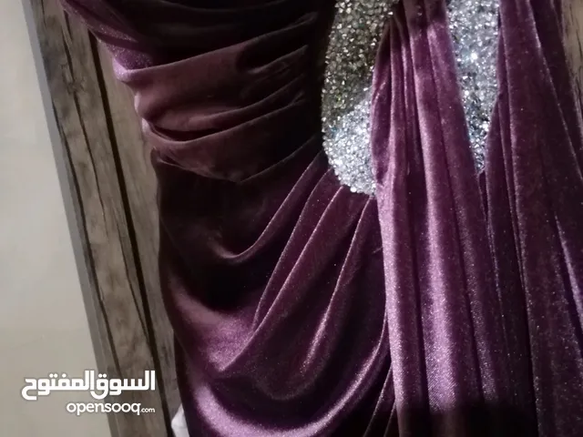 فستان مخمل بيجنن ملبوس ساعتين فقط.. مع صندله نمرة 39