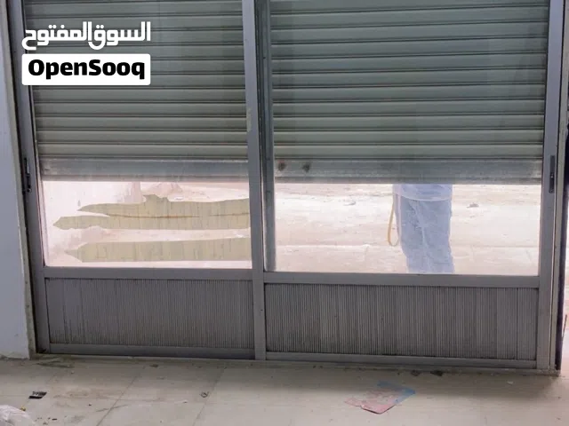 باب الامنيوم بحالة جيدة جداً