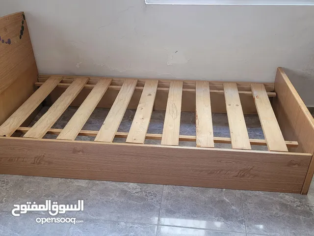 تخت ومكتب للبيع