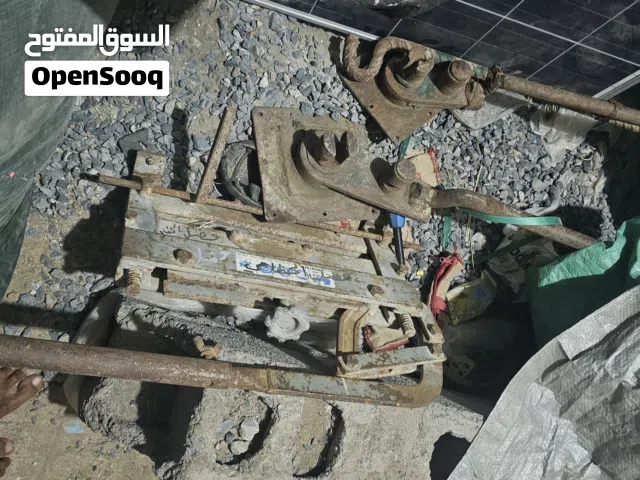 مقص حديد 2. ومقص بلاط شوارع 1