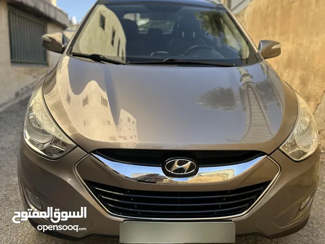 2009 Hyundai توسان LX20 اربع ابواب، اللون فيراني، الكراسي جلد والسيارة 92,000 كيلو فقط وبحالة رائعة