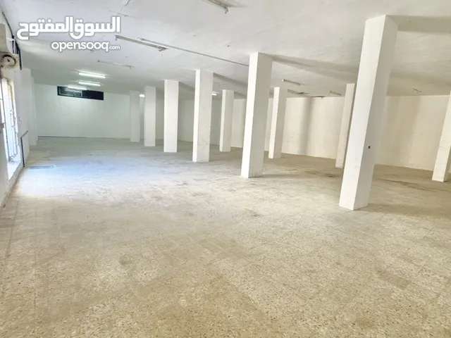 مستودع ( طابق تسوية ) مساحة 460 متر مربع بارتفاع 4.70 في شارع المدينة الطبية ( الملك عبدالله الثاني)