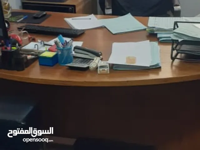 مكتب نظيف بحاله جيد جدا بسعر مغري 25دينار)))