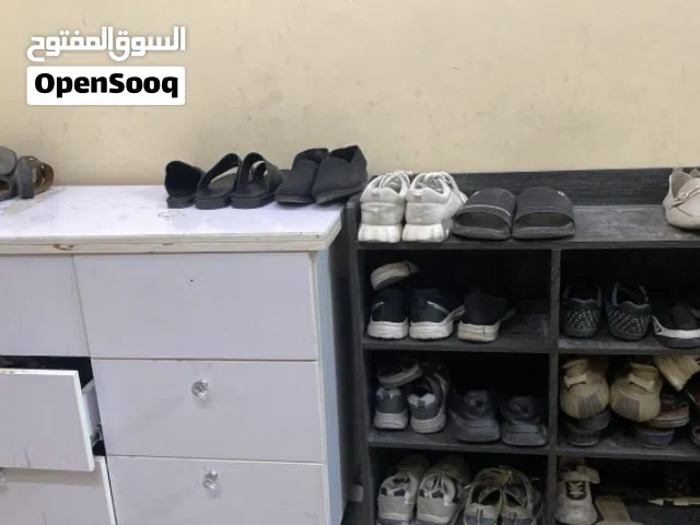 طاولتان للأحذية