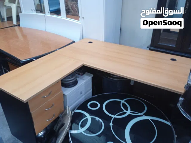 طاول مكتب مع المجارات للبيع ........................................................................