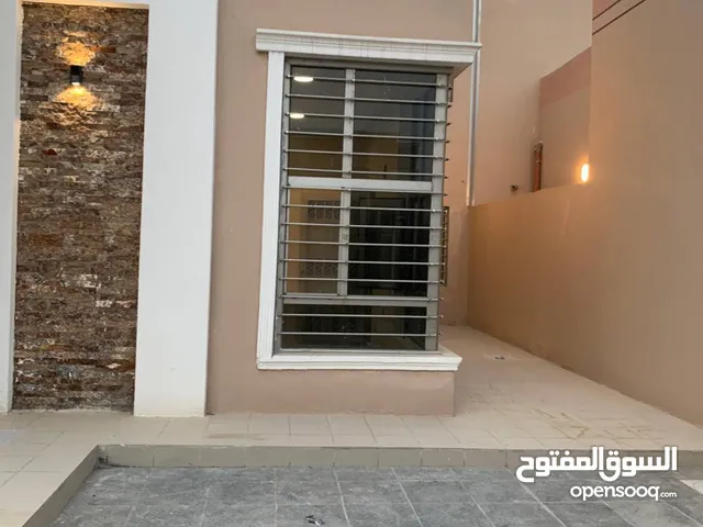 300 m2 4 Bedrooms Townhouse for Rent in Basra Shatt Al-Arab