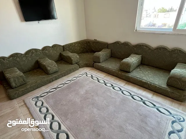 فرشات أرضي غرفة جلوس صغيرة + برداية