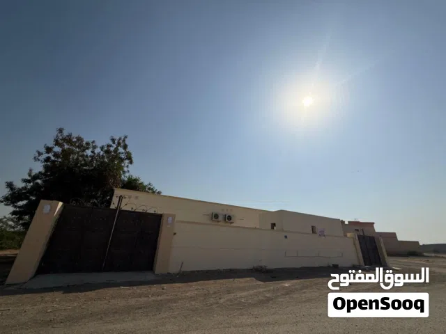 عددهم أربع شقق للإيجار فلج القبائل من المالك مباشرة مصانة بالكامل مع تكييف