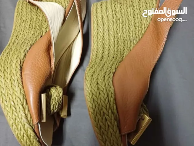 Ladies sandals. Sizes from 38 to 40. Each pair 5bd