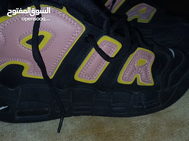 الاسود جديد  ورقمه (38) الاييض ساده (38)والي فيه الاخضر40  كلهم جدد شاريهم ومش لابسهم الواحد ب70