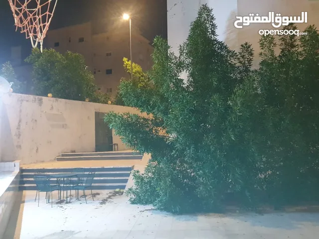 فيلا بحي الخالدية على واجهتين