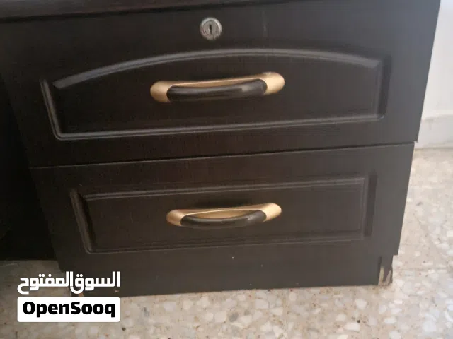 طاولة جانبية للسرير