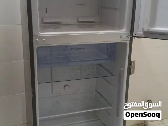 ثلاجه كبيره شغاله تبرد نضيف بس تحتاج تسوي باب ثلاجه