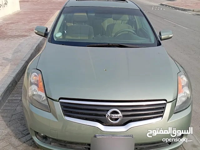 Nisan Altima 2008 green colour