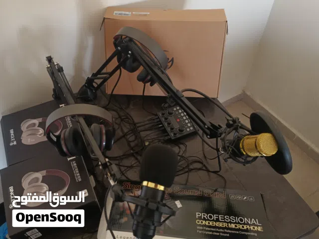معدات استوديو صوتيات وتسجيل ومكسر وبودكاست مايكروفونات وسمعات وكرت صوت مكسر v8 + condenser microphon