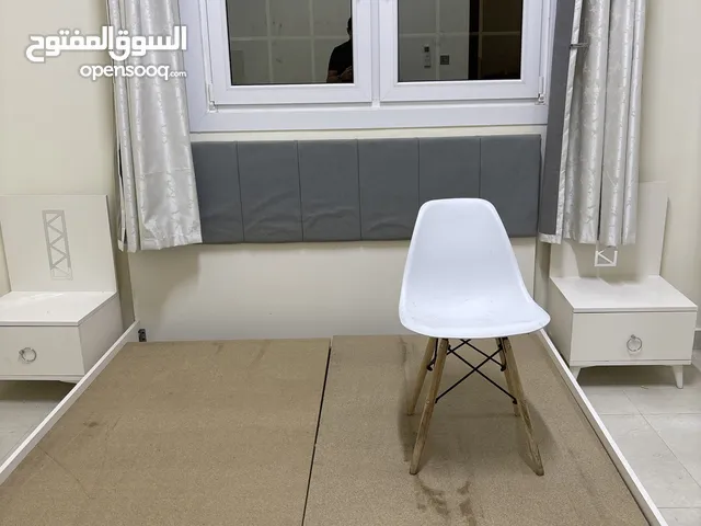 غرفة نوم (سرير مع خزائن جانبية) و تسريحة