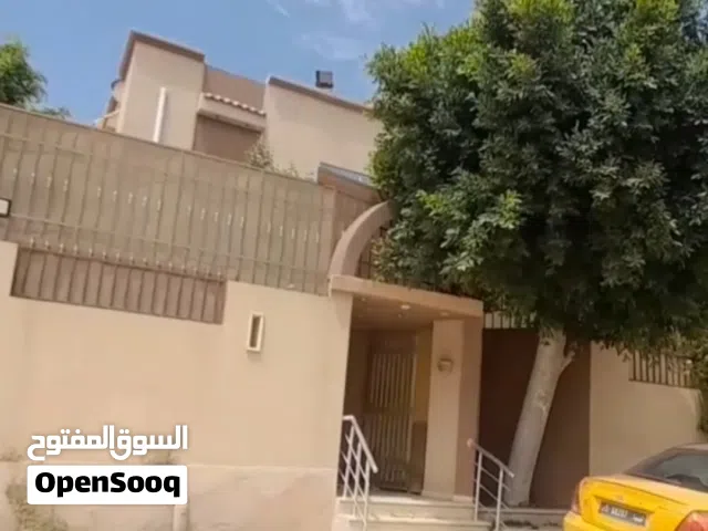 فرصة سكنية فاخرة للبيع في عين زارة الموقع: عين زارة، مقابل صالة الهناء، بالقرب من جامع المنطقة (موق
