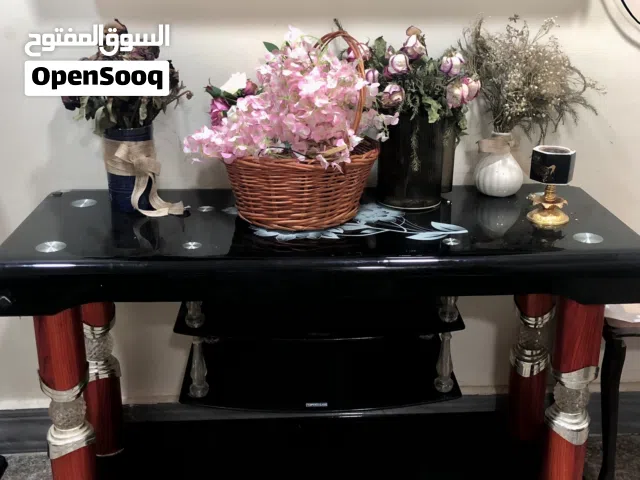 ميز تلفزيون زجاجي