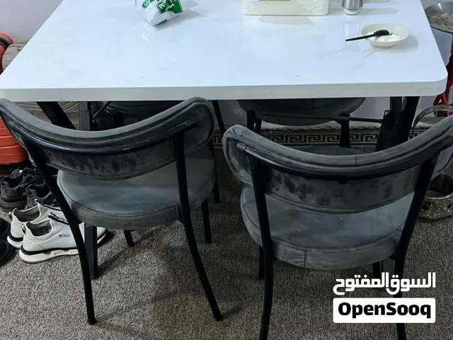 ميز طعام يتكون من اربع كراسي