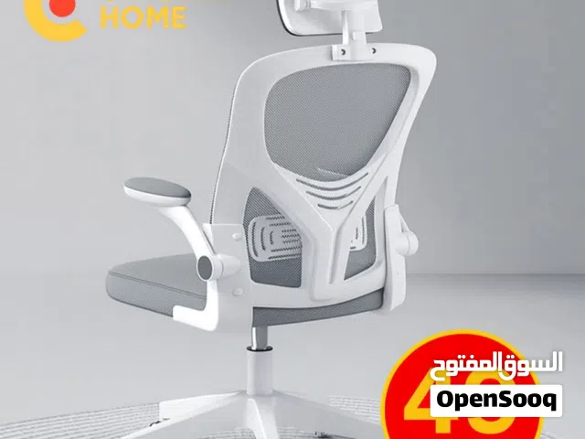كرسي الأناقة، الراحة، والعملية – باللون الأبيض الساحر.  تصميم عصري بظهر طبي من الميش ليدعم ظهرك أثنا