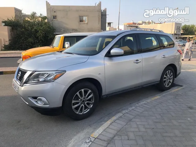 Nissan Pathfinder S in Central Governorate