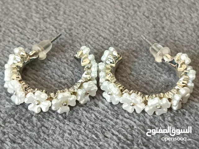 طقم حلق أنيق لون فضي مع زهور لون لؤلؤي