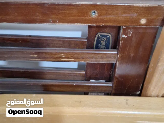 سرير خشب مزدوج  وسرير اطفال ماركة جونيور كبير   مستعملين  بحاله ممتازه