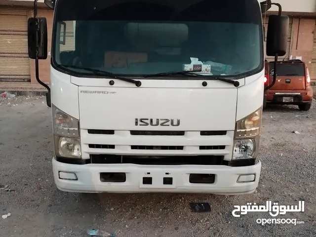 Box Isuzu 2012 in Al-Mahrah