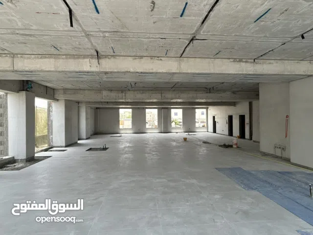 فرصة لا تُعوض للمعارض ، المكاتب ، المطاعم - مساحات تجارية بواجهات زجاجية مباشرةً على شارع 18 نوفمبر