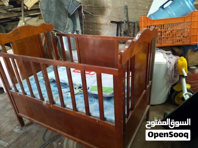 خزانة مطبخ تعليق + تخت بيبي بحالة الوكاله