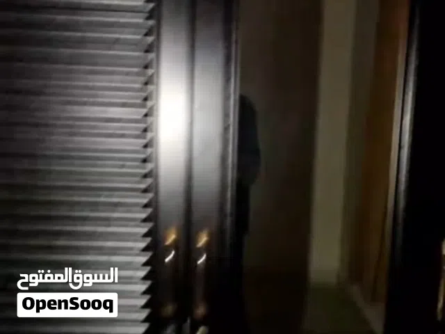 دولاب خشب نظيف