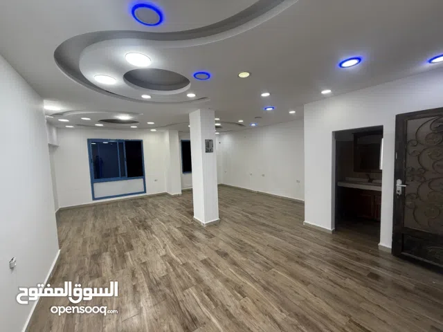 مكتب للإيجار / مطل على الشارع الرئيسي