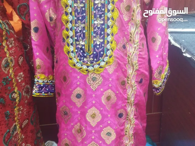 Omani dress with Sarwar...  فستان عماني مع السروار تحقق من الوصف الخاص بي هناك لترى القياسات