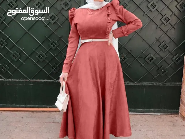 فستان زراير علي الجنب