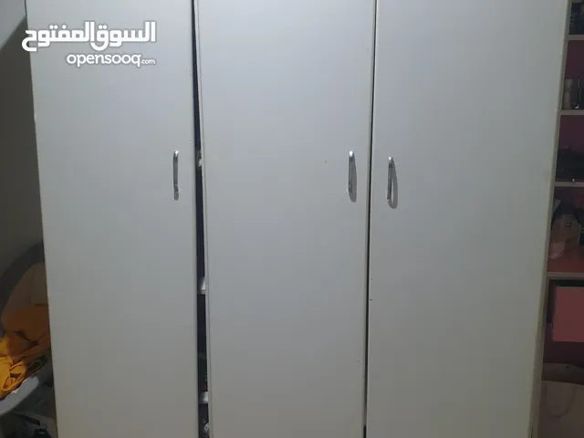 دولاب مستخدم في حالة جيدة فقط اتصال