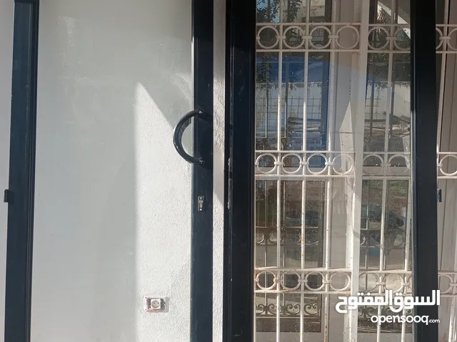 Élégante porte en aluminium noir_ vitrée – Excellent éta