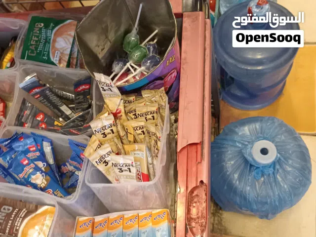 محل للبيع بضاعه و ديكور داخل المحل و مش خلو