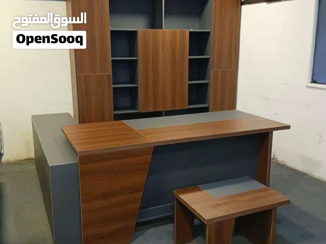 مكتب مدير مع جانبية ادراج وطاولة
