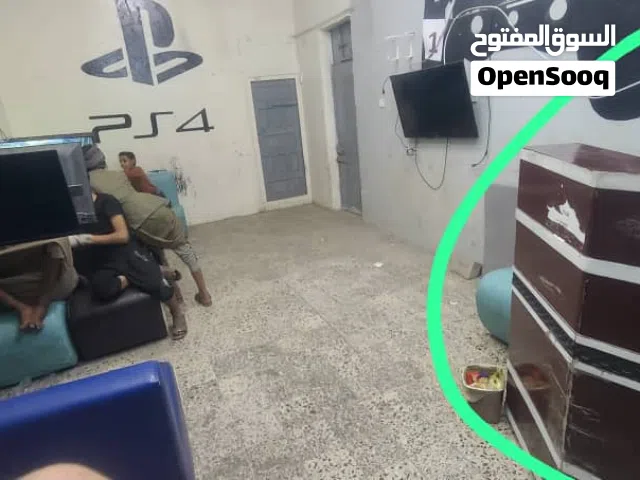 طاولة محل للبيع مستعمل