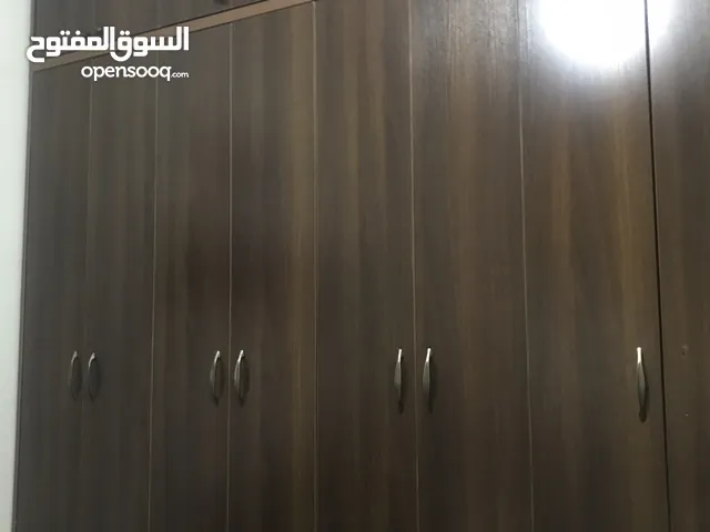 خزانه ملابس شبه جديدة للبيع