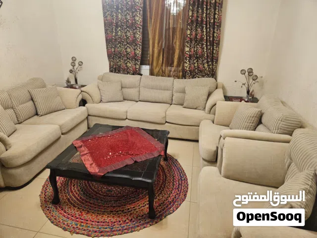 كنب امريكي مكون من سبع مقاعد اللون بيج بحالة ممتازة جدا