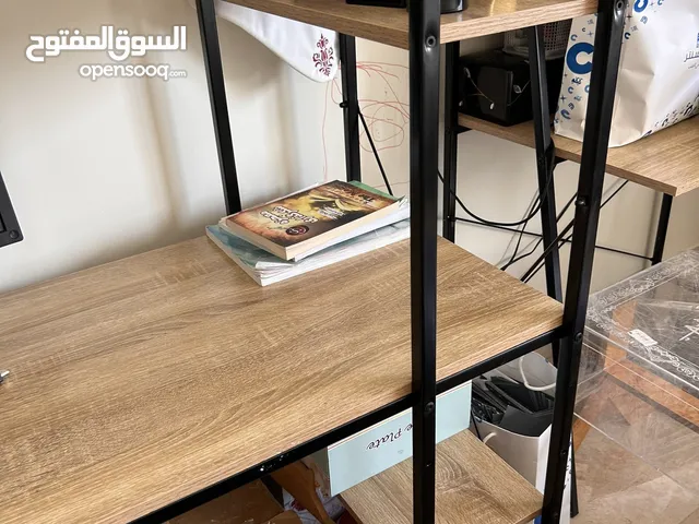 سرير و مكتبة