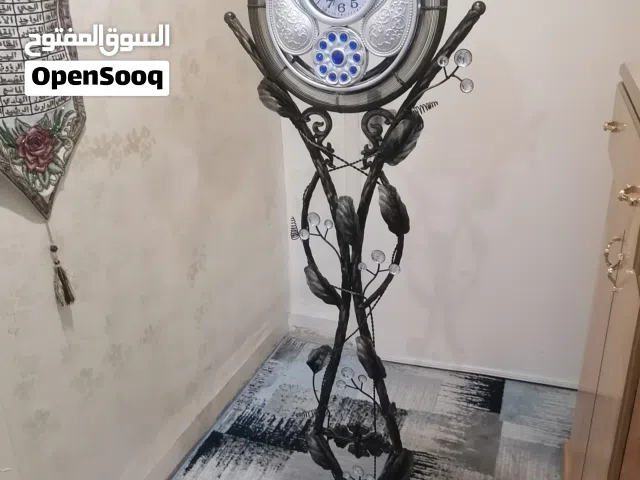 ساعة على ستاند + طاولة وكرسي