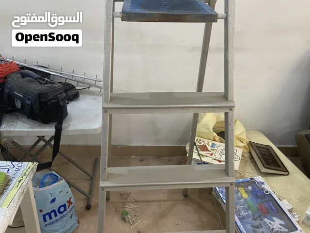 سلم حديدي جيد جدا (خمس طوابق ولكن التصوير لم يظهره