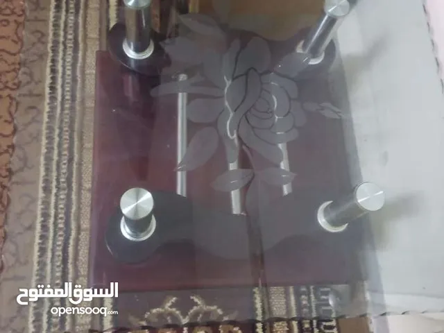 طاولا وحده كبيره وتنتين صغار